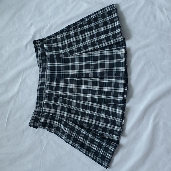 H&M Plaid Black & White Pleated Short Twill Skirt - Picture 4 of 6